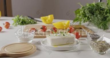 多莉-慢视频到食材烹饪沙拉从蔬菜。 桌子上，西红柿，辣椒，奶酪，青菜
