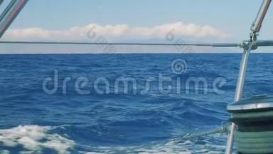 在特内里费岛上观看蓝色的海水和云层。 从Tenerife和Gran海峡的游艇上观看