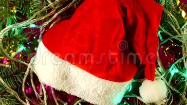 木制背景和<strong>红色</strong>圣诞帽上的圣诞灯和云杉枝，<strong>2019</strong>年新年，圣诞节，圣诞节