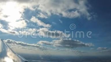 航空飞机视野，飞机降落在机场跑道上的飞机阴影，飞行在云中，