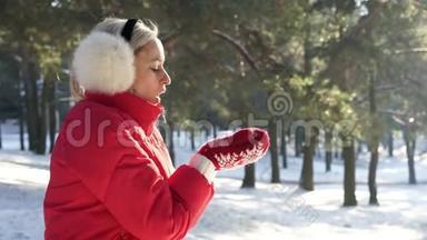 在温暖的夕阳下，红彤彤的女孩在白雪的手心里打