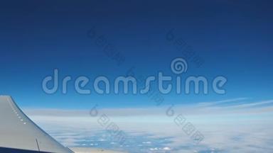 飞机视图窗口概念.. 窗外的飞机可以看到引擎和机翼在云和天空蓝色或蔚蓝的天空在陆地上