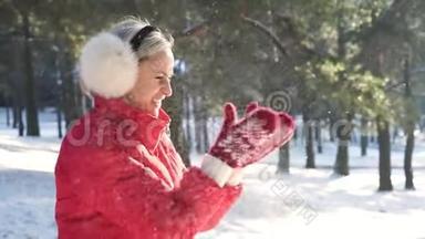在温暖的夕阳下，红彤彤的女孩在白雪的手心里打