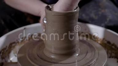 优秀陶工手工制作陶器，并在作坊中制作陶工`车轮杰作