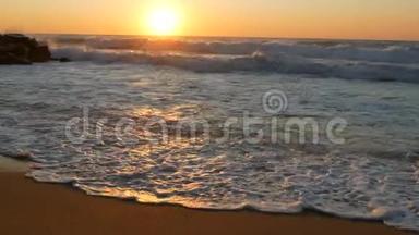 日出或非常美丽<strong>的</strong>日落在海滨。 沙滩和海浪拍打着海滩。 泡沫<strong>大风</strong>暴波