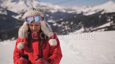 山地<strong>滑雪</strong>场女<strong>滑雪</strong>者特写肖像。 穿着<strong>滑雪</strong>服和<strong>滑雪</strong>护目镜看着摄像机和