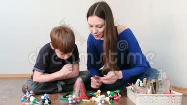 妈妈和儿子看化学反应与气体排放。 在家有塑胶火山的经验。