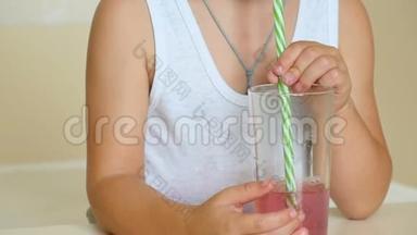 孩子用吸管把泡泡吹成一<strong>杯果汁</strong>喝鸡尾酒。