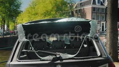 一辆车后窗坏了。 市中心小偷和<strong>破坏者</strong>的受害者。 在阿姆斯特丹市中心