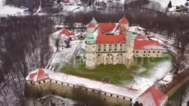从波兰冬季的诺伊维斯尼茨城堡的高度观看。 以不同的速度拍摄：正常和加速