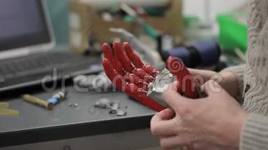 专业人士在室内实验台从事手仿生假肢的工作。