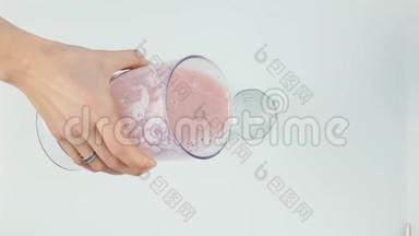 在玻璃杯中倒<strong>入水</strong>果冰沙，以饮用健康的概念。 4K