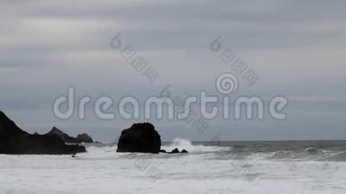 海浪冲击海岸边的岩石与上空