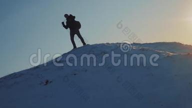 成功胜利赢商旅理念.. 攀岩者喜欢跳在山顶上雪冬