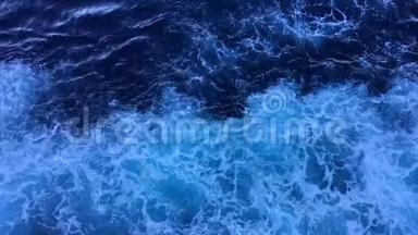 波浪与泡沫后面的船缓慢运动。 水中波浪的图案。 游轮水面尾流景观