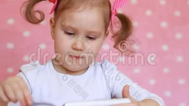 孩子<strong>玩手机</strong>.. 一个漂亮的小女孩在智能<strong>手机</strong>上使用游戏应用程序