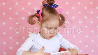 孩子<strong>玩手机</strong>.. 一个漂亮的小女孩在智能<strong>手机</strong>上使用游戏应用程序。