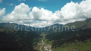 美丽的山谷在阿尔泰山，鸟瞰。 泰加山，云中山，阿尔泰