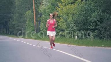 森林之路上有一个美丽的女人在奔跑