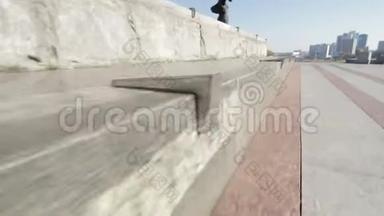 在纪念碑上的街道花岗岩壁上观看滑雪板或防滑装置