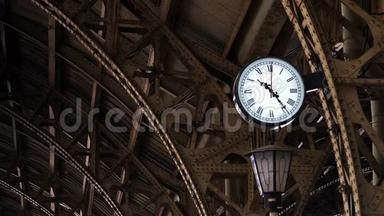 旧火车站金属结构间的钟。 圣彼得堡维捷布斯克火车站。