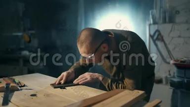 一个人正在用磨床在木作业面上加工木坯。