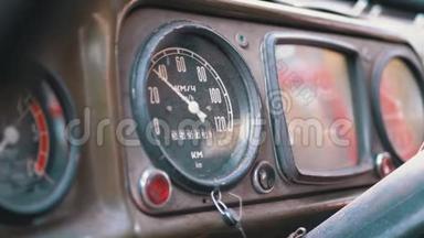 旧卡车仪表板，速度计，和其他指标。 老式军用车辆