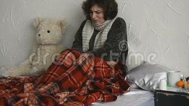 女人躺在床上腹痛吃一片药