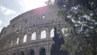 <strong>一缕</strong>阳光穿过意大利罗马竞技场的拱门。
