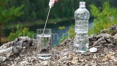 在山区，人们在<strong>玻璃水</strong>中以华氏度测量温度。健康与生态运动