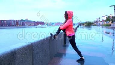年轻的混血运动女<strong>跑步</strong>者在晚上沿着城市公园的堤岸<strong>跑步</strong>前热身