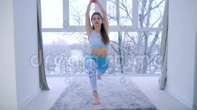晨<strong>练瑜伽</strong>运动，室内靠近窗户的健康<strong>女孩</strong>平衡