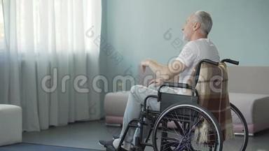 可怜的孤独老人坐在轮椅上的养老院里