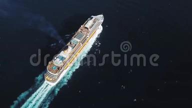 令人惊叹的黑海<strong>游轮</strong>的空中俯视图。 库存。 上甲板有人的大型<strong>游轮</strong>和