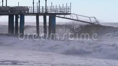 海上的风暴。 岸边的码头上正发生巨浪