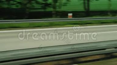 德国高速公路，优质路面.. 从一辆快速旅行巴士的窗口看