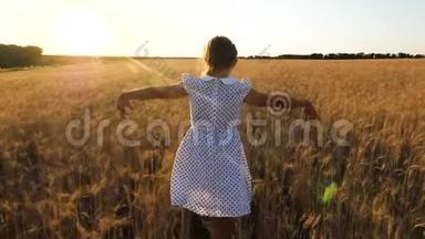 快乐的小女孩正在一片成熟的麦子里<strong>飞翔</strong>，在夕阳的背景下，慢悠悠地<strong>飞翔</strong>