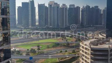 从空中俯瞰JLT和迪拜码头，在谢赫扎<strong>耶</strong>德路上有很大的公路交叉口时间，在谢赫扎<strong>耶</strong>德路上有摩天大楼。