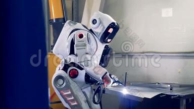 一种金属片的焊接过程，由<strong>类似</strong>人类的机器人在工厂的地板上进行。