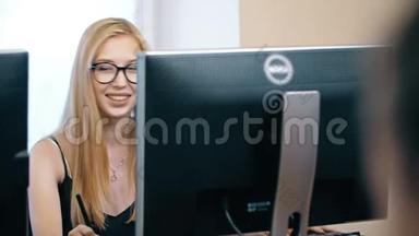 金发女人在电脑上工作