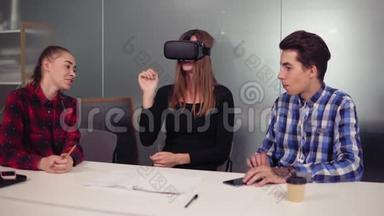 具有<strong>创</strong>意的计算机科学学生在现代办公室佩戴VR耳机并使用VR应用.. <strong>未来</strong>主义与<strong>创新</strong>