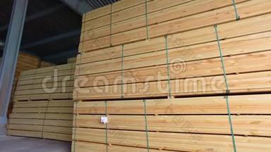 木材加工。 木材仓库，仓库里的一排排木条，现代化的大仓库