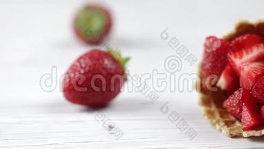 新鲜的<strong>草莓</strong>，从华夫饼杯里倒出来，放在浅色的木制背景上。 浆果、<strong>草莓</strong>、水果<strong>冰淇淋</strong>