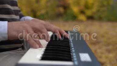 弹钢琴。 合起雄手弹钢琴.. 弹钢琴的手指