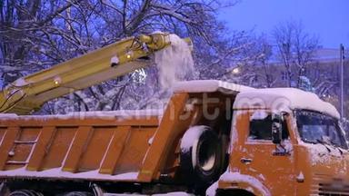 特写专门的雪坑把雪卸到卡车上。 雪犁在户外。