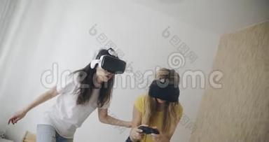 两个女孩在卧室里玩<strong>虚拟</strong>现实游戏。 <strong>虚拟</strong>现实，米勒，娱乐，爱好概念。 <strong>拍摄</strong>于红色。 12比特色
