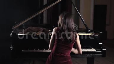 从后视角特写美女弹钢琴