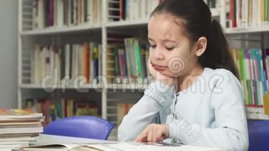 可爱的小女孩在图书馆看书时做<strong>梦</strong>