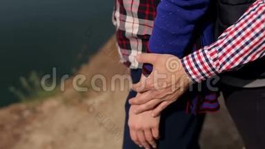 公园里男人`双手拥抱女人的特写镜头