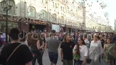 莫斯科，2018年7月1日。 莫斯科市中心的足球迷。 国际足联2018年世界杯期间